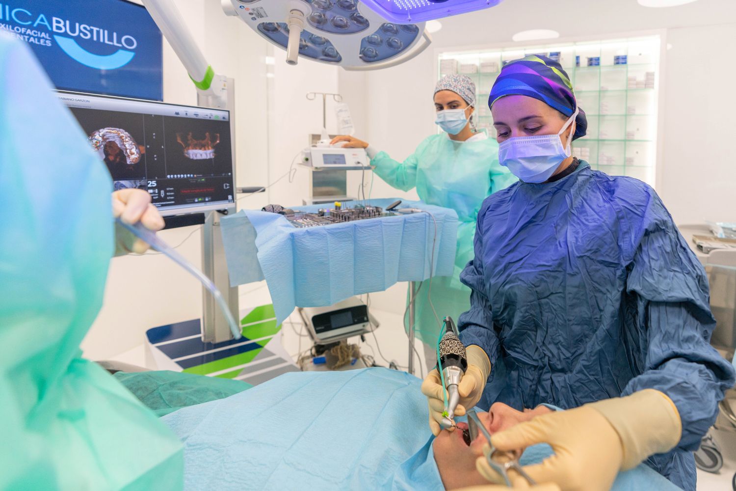 Cirugía de regeneración ósea guiada con implantes dentales en Vitoria-Gasteiz