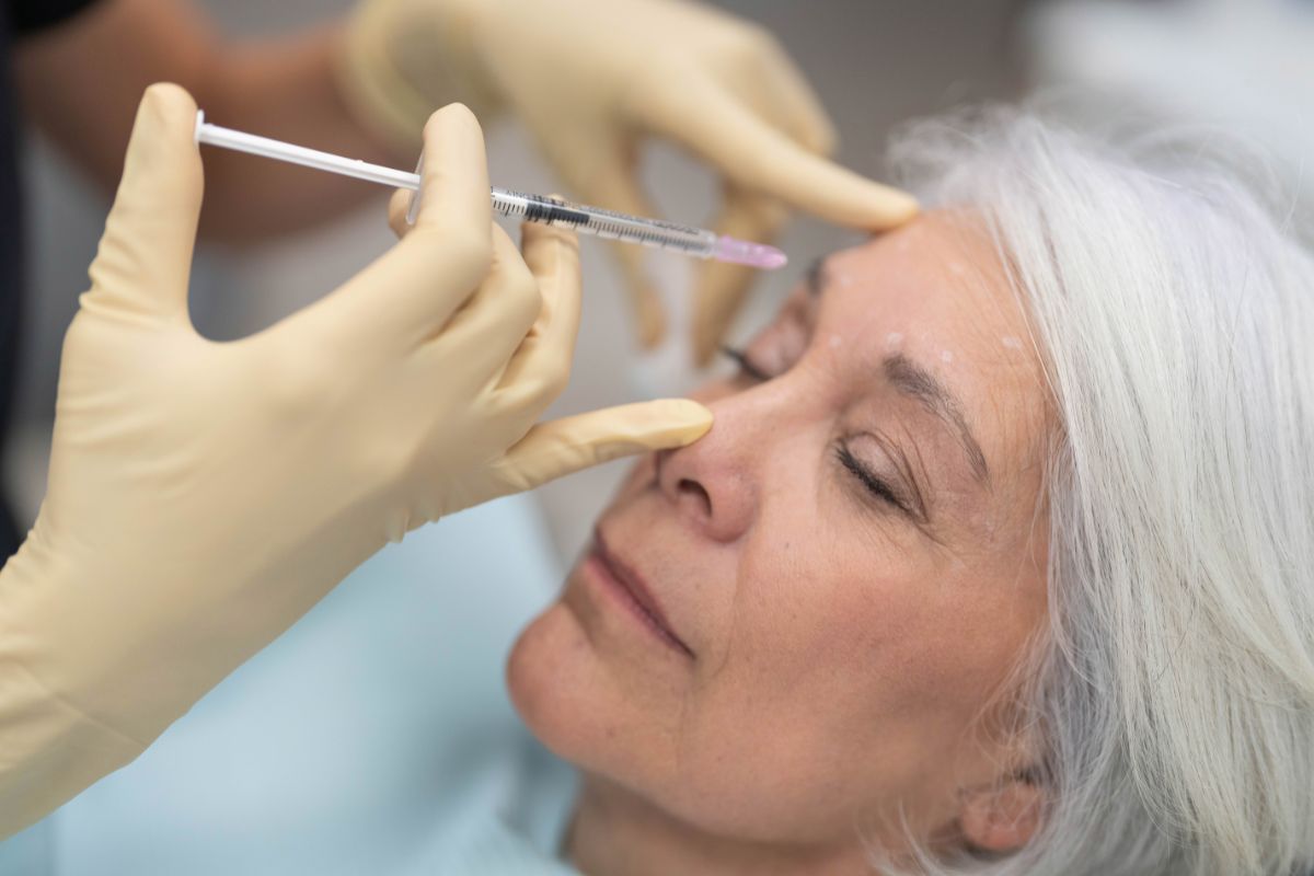 Tratamiento médico con bioestimuladores de colágeno mediante infiltración facial para mejorar la calidad y elasticidad de la piel en Vitoria-Gasteiz.